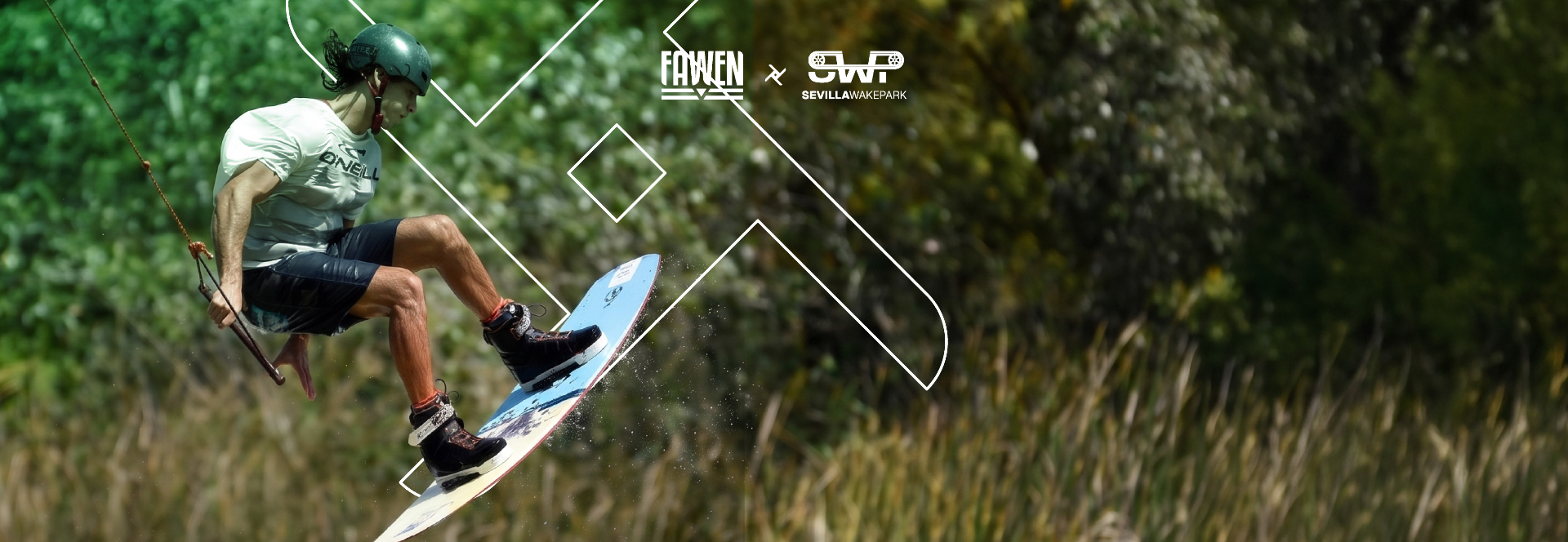 Rider surcando el cable de wakeboard de FAWEN